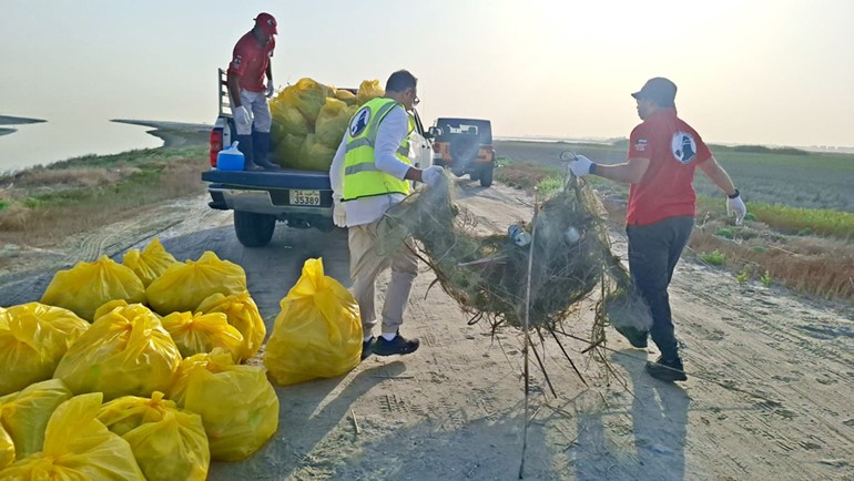 رفع مئات الأطنان من المخلفات وشباك الصيد المهملة