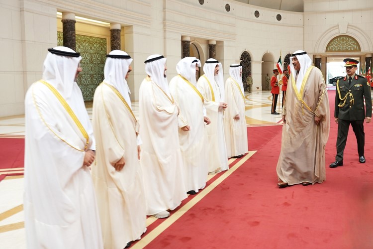 ممثل صاحب السمو الأمير الشيخ مشعل الأحمد سمو ولي العهد الشيخ صباح الخالد لدى مغادرته وفي وداعه رئيس الحرس الوطني الشيخ مبارك الحمود والنائب الأول لرئيس مجلس الوزراء ووزير الداخلية الشيخ فهد اليوسف ووزير شؤون الديوان الأميري الشيخ حمد جابر العلي ونائب رئيس مجلس الوزراء ووزير الدولة لشؤون مجلس الوزراء شريدة المعوشرجي ورئيس ديوان سمو ولي العهد الشيخ ثامر الجابر ورئيس الهيئة العامة للطيران المدني الشيخ م.حمود المبارك