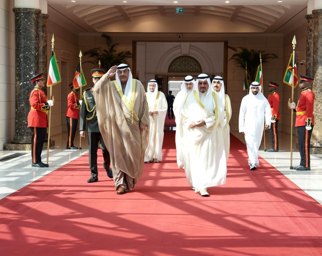 ممثل صاحب السمو الأمير الشيخ مشعل الأحمد سمو ولي العهد الشيخ صباح الخالد لدى مغادرته إلى الولايات المتحدة الأميركية وفي وداعه رئيس مجلس الوزراء سمو الشيخ أحمد العبدالله والنائب الأول لرئيس مجلس الوزراء ووزير الداخلية الشيخ فهد اليوسف ونائب رئيس مجلس الوزراء ووزير الدولة لشؤون مجلس الوزراء شريدة المعوشرجي ورئيس ديوان سمو ولي العهد الشيخ ثامر الجابر