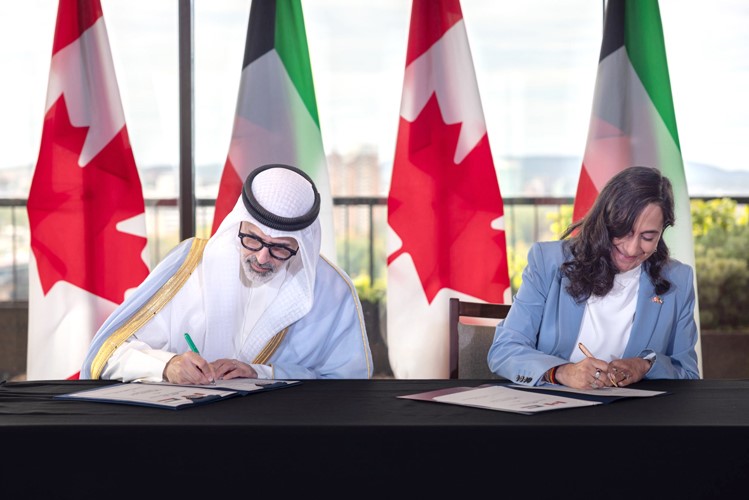 وزير الخارجية الشيخ جراح الجابر خلال توقيع مذكرة التفاهم مع نظيرته الكندية أنيتا أناند