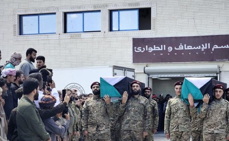«الدفاع» السورية تشيع 11 من عناصرها قتلوا في انفجار بأحد مواقع الجيش في دير الزور