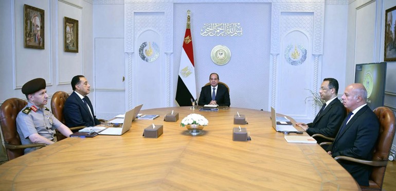 الرئيس عبد الفتاح السيسي خلال اجتماعه مع د.مصطفى مدبولي رئيس مجلس الوزراء وم.رأفت هندي وزير الاتصالات وتكنولوجيا المعلومات واللواء أركان حرب هاني محمود منصور مدير إدارة الإشارة بالقوات المسلحة