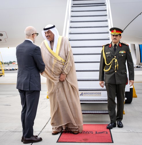 ممثل صاحب السمو الأمير الشيخ مشعل الأحمد سمو ولي العهد 
الشيخ صباح الخالد لدى وصوله إلى مطار جون كينيدي الدولي في مدينة نيويورك وفي استقباله وزير الخارجية الشيخ جراح الجابر