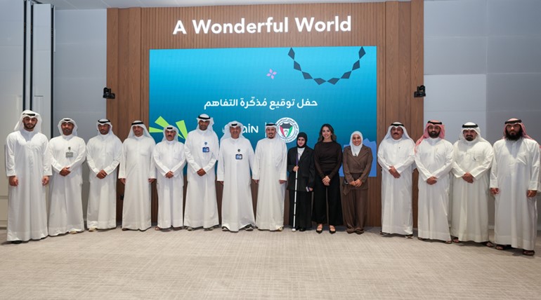 الخشتي والمطيري يتوسطان مسؤولي زين والنادي الكويتي الرياضي للصم