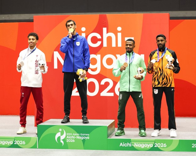 عبدالله شعبان بطل الكراتيه على منصة التتويج يقبل ميداليته الذهبية