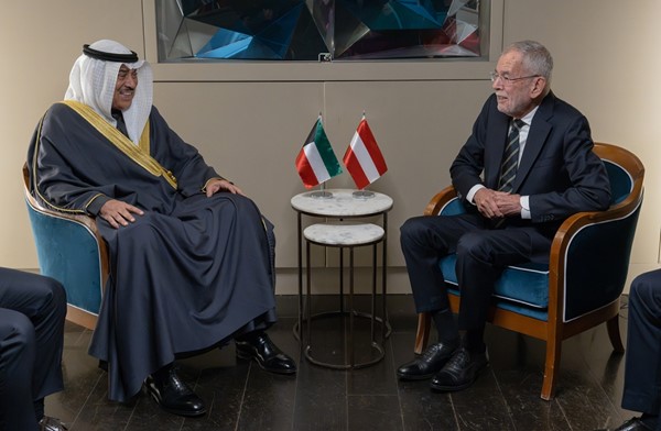 ممثل صاحب السمو سمو ولي العهد يبحث مع رئيس النمسا تطوير العلاقات الثنائية