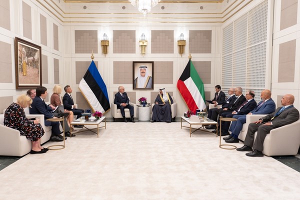 ممثل صاحب السمو الأمير الشيخ مشعل الأحمد سمو ولي العهد الشيخ صباح الخالد خلال لقائه رئيس إستونيا ألار كاريس بحضور وزير الخارجية الشيخ جراح الجابر ومدير عام هيئة تشجيع الاستثمار المباشر الشيخ د.مشعل جابر الأحمد والسفير منصور عياد العتيبي ومندوب دولة الكويت الدائم لدى الأمم المتحدة السفير طارق البناي ومدير مكتب سمو ولي العهد اللواء أحمد الدعي