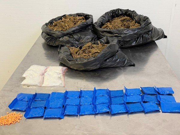 «الجمارك» تحبط تهريب 4.7 كغم ماريغوانا و319 غرام شبو و6211 حبة إكستاسي عبر مطار T5