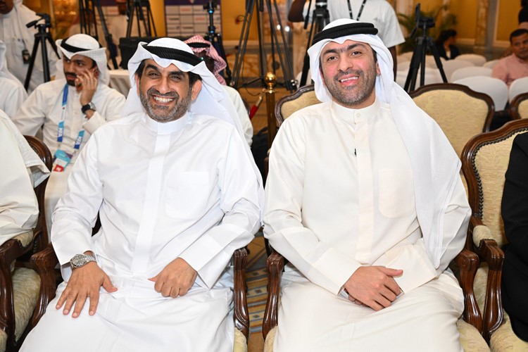 رئيس الشؤون المؤسسية في طلبات الكويت عبدالله المنصور مع الأمين العام لاتحاد كرة القدم د.صالح المجروب