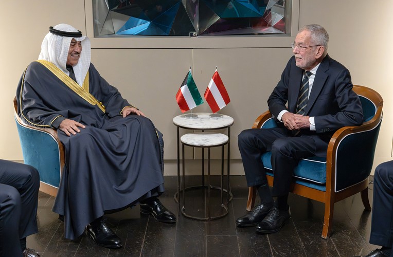ممثل صاحب السمو الأمير الشيخ مشعل الأحمد سمو ولي العهد الشيخ صباح الخالد خلال اللقاء مع الرئيس ألكسندر فان دير بيلين رئيس جمهورية النمسا