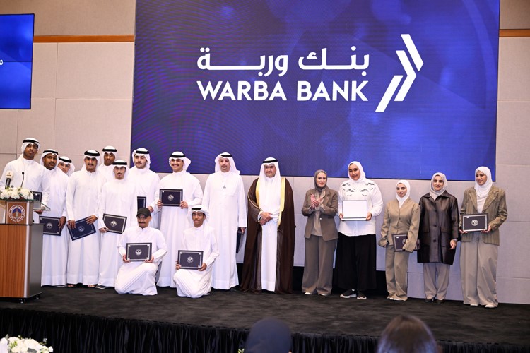 وزير العدل المستشار ناصر السميط ومدير عام الهيئة بالتكليف علياء الصقر مع مجموعة من المكرمين