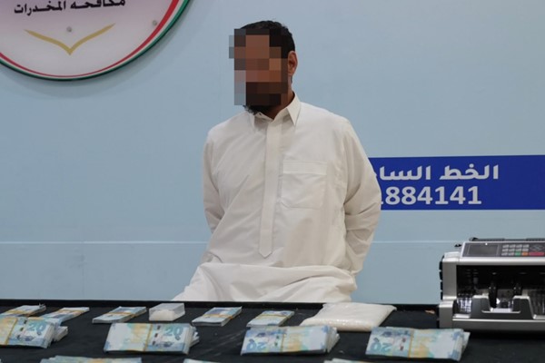 كمين محكم يُسقط متهماً بمنطقة سعد العبدالله يصنع «الشبو» في جاخور ويتاجر بالمواد المخدرة