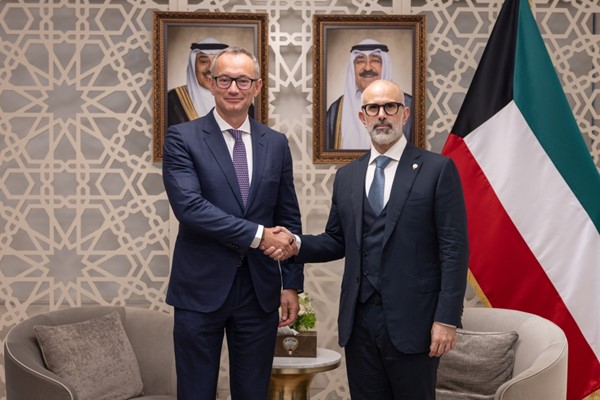  وزير الخارجية الشيخ جراح الجابر مستقبلا الممثل السامي لمجلس السلام في غزة نيكولاي ملادينوف