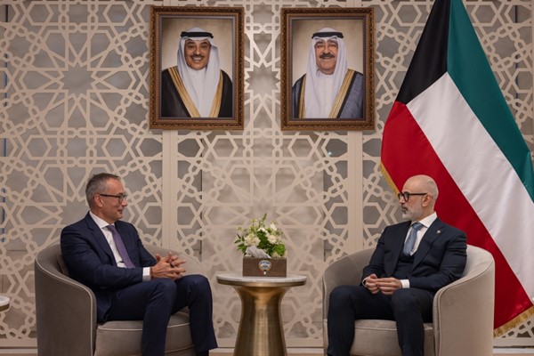  وزير الخارجية الشيخ جراح الجابر والممثل السامي لمجلس السلام في غزة نيكولاي ملادينوف خلال اللقاء
