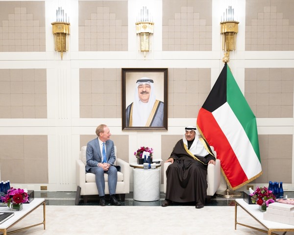 ممثل صاحب السمو الأمير الشيخ مشعل الأحمد، سمو ولي العهد الشيخ صباح الخالد خلال استقبال سموه لنائب رئيس مجلس الإدارة ورئيس شركة مايكروسوفت العالمية براد سميث