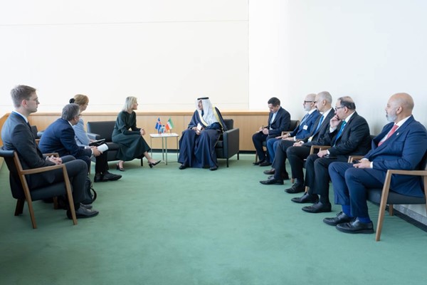 ممثل صاحب السمو سمو ولي العهد يبحث مع رئيسة وزراء آيسلندا تطوير العلاقات الثنائية