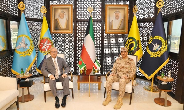 رئيس الأركان العامة الفريق الركن خالد الشريعان خلال اللقاء مع سفير بنغلاديش لدى البلاد اللواء سيد طارق حسين