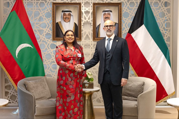 وزير الخارجية الشيخ جراح الجابر خلال اللقاء مع وزيرة خارجية المالديف أيروثيشام آدم