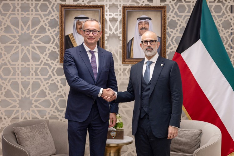 وزير الخارجية الشيخ جراح الجابر خلال اللقاء مع الممثل السامي لمجلس السلام في غزة نيكولاي ملادينوف