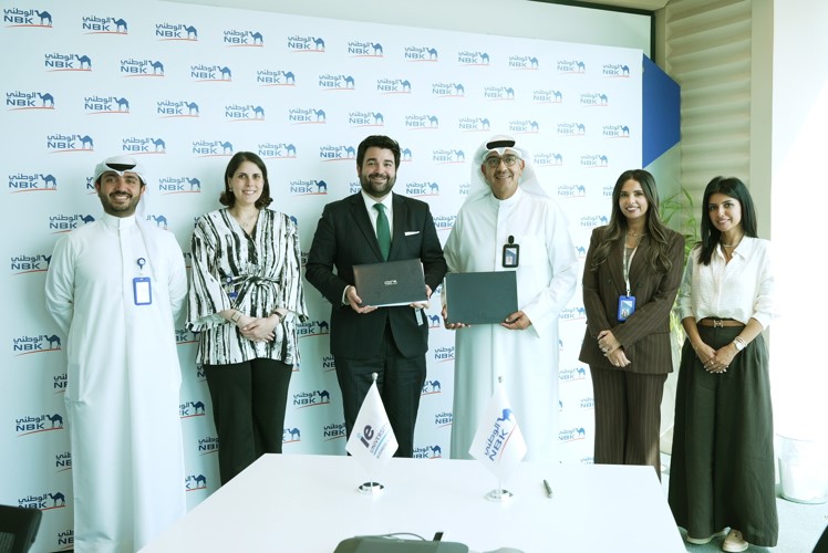رئيس الموارد البشرية لمجموعة بنك الكويت الوطني عماد العبلاني ومدير إدارة حسابات الشركات في جامعة IE جيرمان فيفاس لاموزاس في صورة جماعية مع ممثلي البنك والجامعة عقب توقيع اتفاقية الشراكة الاستراتيجية