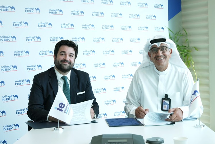 رئيس الموارد البشرية لمجموعة بنك الكويت الوطني عماد العبلاني ومدير إدارة حسابات الشركات في جامعة IE جيرمان فيفاس لاموزاس خلال توقيع اتفاقية الشراكة الاستراتيجية