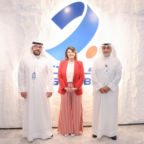 فاضل عبدالله الرئيس التنفيذيالكويت في بنك برقان ود. أسيل العوضي رئيس الجامعة الأمريكية في الكويت ونقيب أمين مدير عام مجموعة الموارد البشرية في بنك برقان