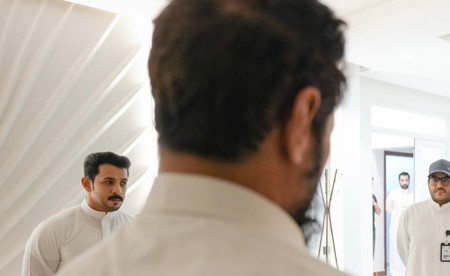 بالفيديو.. بحضور وإشراف النائب الأول.. كمين محكم يُسقط متهماً بمنطقة سعد العبدالله يصنع «الشبو» في جاخور ويتاجر بالمواد المخدرة