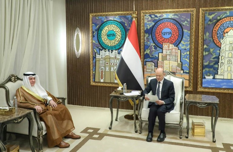 الرئيس اليمني يستقبل سفير دولة الكويت لدى اليمن.