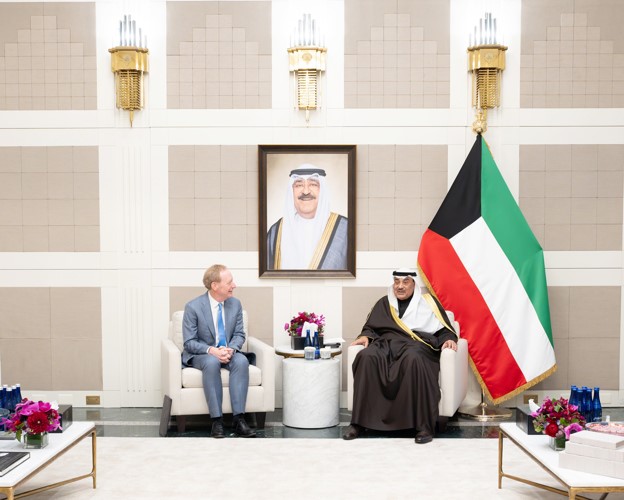 ممثل صاحب السمو الأمير الشيخ مشعل الأحمد سمو ولي العهد الشيخ صباح الخالد خلال اللقاء مع براد سميث نائب رئيس مجلس الإدارة ورئيس شركة مايكروسوفت العالمية