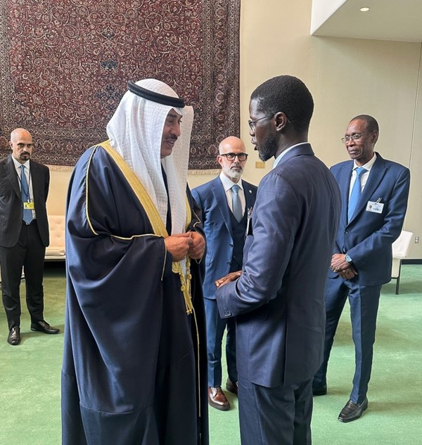  ممثل صاحب السمو الأمير الشيخ مشعل الأحمد سمو ولي العهد الشيخ صباح الخالد خلال لقائه رئيس السنغال بشيرو جوماي فاي