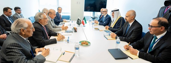  ممثل صاحب السمو الأمير الشيخ مشعل الأحمد سمو ولي العهد الشيخ صباح الخالد خلال لقائه رئيس وزراء باكستان محمد شهباز شريف والوفد المرافق له بحضور وزير الخارجية الشيخ جراح الجابر ومدير عام هيئة تشجيع الاستثمار المباشر الشيخ د.مشعل جابر الأحمد والسفير منصور العتيبي ومندوب دولة الكويت الدائم لدى الأمم المتحدة السفير طارق البناي ومدير مكتب سمو ولي العهد اللواء أحمد الدعي