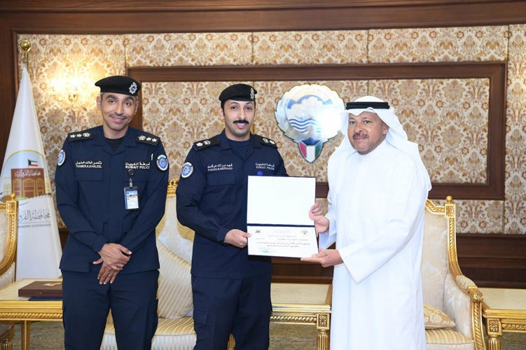 عذبي الناصر كرّم عدداً من موظفي مراكز خدمة الفروانية