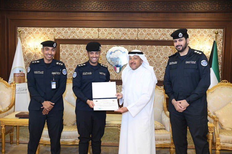 عذبي الناصر كرّم عدداً من موظفي مراكز خدمة الفروانية