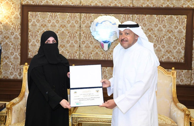 عذبي الناصر كرّم عدداً من موظفي مراكز خدمة الفروانية