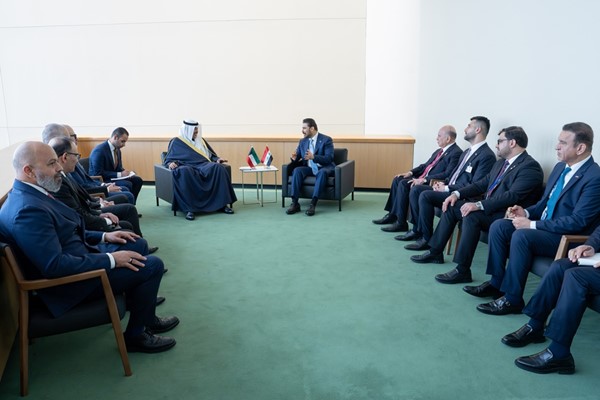  ممثل صاحب السمو الأمير الشيخ مشعل الأحمد سمو ولي العهد الشيخ صباح الخالد خلال لقائه رئيس مجلس الوزراء العراقي علي الزيدي والوفد المرافق له بحضور وزير الخارجية الشيخ جراح الجابر ومدير عام هيئة تشجيع الاستثمار المباشر الشيخ د.مشعل جابر الأحمد، والسفير منصور العتيبي ومندوب دولة الكويت الدائم لدى الأمم المتحدة السفير طارق البناي
