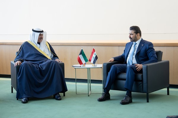  ممثل صاحب السمو الأمير الشيخ مشعل الأحمد سمو ولي العهد الشيخ صباح الخالد خلال لقائه رئيس مجلس الوزراء العراقي علي الزيدي