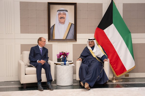  ممثل صاحب السمو الأمير الشيخ مشعل الأحمد، سمو ولي العهد الشيخ صباح الخالد خلال استقبال الرئيس التنفيذي لشركة بلاك روك لاري فينك