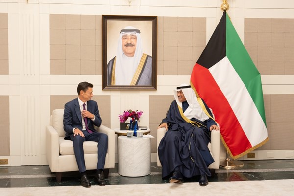  ممثل صاحب السمو الأمير الشيخ مشعل الأحمد، سمو ولي العهد الشيخ صباح الخالد مستقبلا الشريك والرئيس التنفيذي المشارك لشركة كيه كيه آر "KKR" الاستثمارية سكوت نوتال