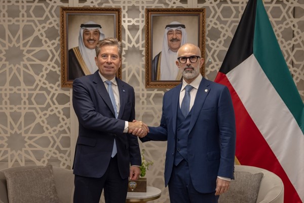  وزير الخارجية الشيخ جراح الجابر ووكيل الأمين العام للأمم المتحدة للشؤون الإنسانية ومنسق الإغاثة في حالات الطوارئ توم فليتشر