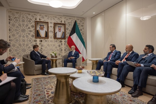  وزير الخارجية الشيخ جراح الجابر خلال استقبال وكيل الأمين العام للأمم المتحدة للشؤون الإنسانية ومنسق الإغاثة في حالات الطوارئ توم فليتشر