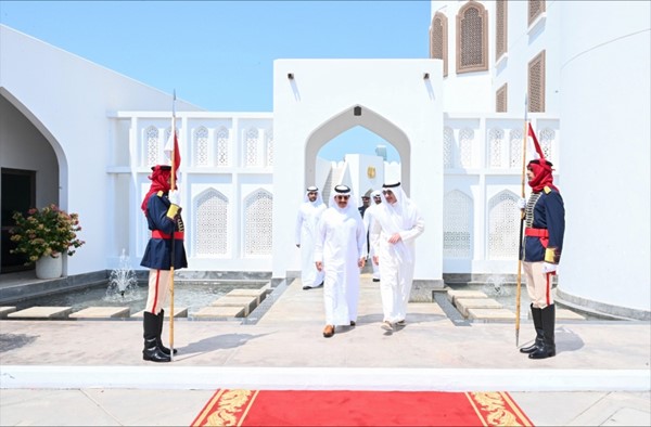 النائب الأول لرئيس مجلس الوزراء ووزير الداخلية الشيخ فهد اليوسف وفي استقباله وزير الداخلية البحريني الفريق أول الشيخ راشد بن عبدالله آل خليفة