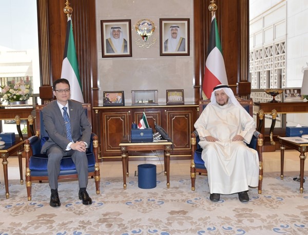 نائب رئيس مجلس الوزراء ووزير الدولة لشؤون مجلس الوزراء شريدة المعوشرجي مستقبلا سفير جمهورية كوريا جانغ هيون كيم
