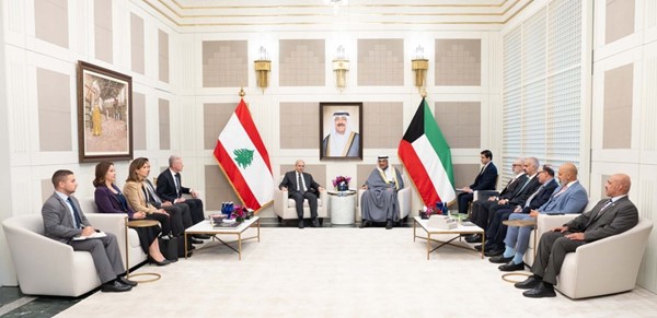 ممثل صاحب السمو الأمير الشيخ مشعل الأحمد سمو ولي العهد الشيخ صباح الخالد رئيس الوزراء اللبناني د.نواف سلام والوفد المرافق له بحضور وزير الخارجية الشيخ جراح الجابر ومدير عام هيئة تشجيع الاستثمار المباشر الشيخ د.مشعل جابر الأحمد والسفير منصور العتيبي ومندوب دولة الكويت الدائم لدى الأمم المتحدة السفير طارق البناي ومدير مكتب سمو ولي العهد اللواء أحمد الدعي