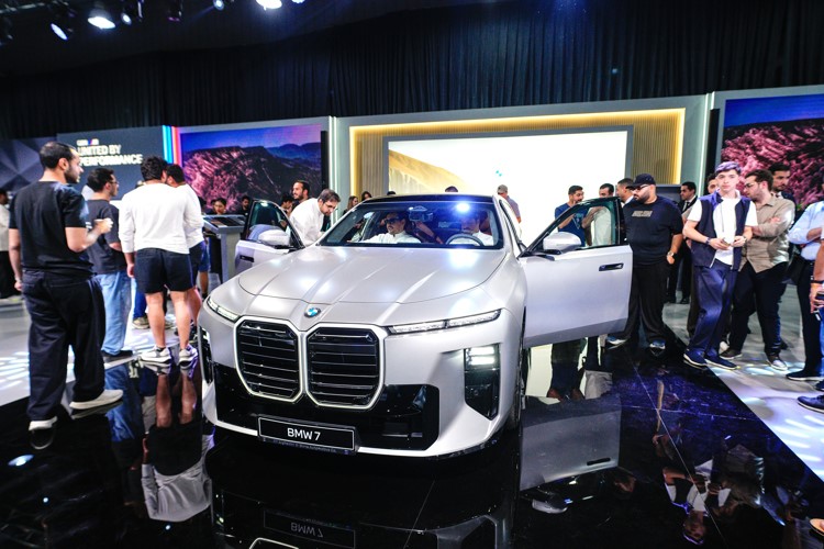 بالفيديو.. «BMW» الفئة السابعة الجديدة تصل إلى الكويت لتعيد تعريف الفخامة العصرية