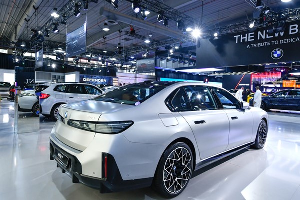بالفيديو.. «BMW» الفئة السابعة الجديدة تصل إلى الكويت لتعيد تعريف الفخامة العصرية