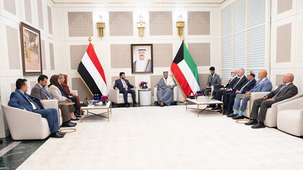  ممثل صاحب السمو الأمير الشيخ مشعل الأحمد سمو ولي العهد الشيخ صباح الخالد خلال لقائه مع نائب رئيس مجلس القيادة الرئاسي بالجمهورية اليمنية الشقيقة د.عبدالله العليمي باوزير والوفد المرافق له بحضور وزير الخارجية الشيخ جراح الجابر ومدير عام هيئة تشجيع الاستثمار المباشر الشيخ د.مشعل جابر الأحمد والسفير منصور العتيبي ومندوب دولة الكويت الدائم لدى الأمم المتحدة السفير طارق البناي ومدير مكتب سمو ولي العهد اللواء أحمد الدعي