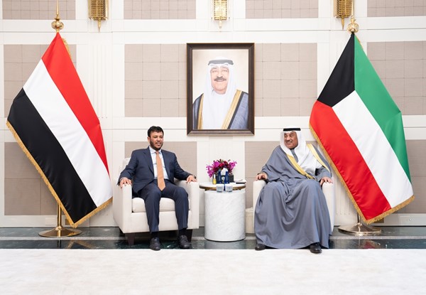  ممثل صاحب السمو الأمير الشيخ مشعل الأحمد سمو ولي العهد الشيخ صباح الخالد خلال لقائه مع نائب رئيس مجلس القيادة الرئاسي بالجمهورية اليمنية الشقيقة د.عبدالله العليمي باوزير