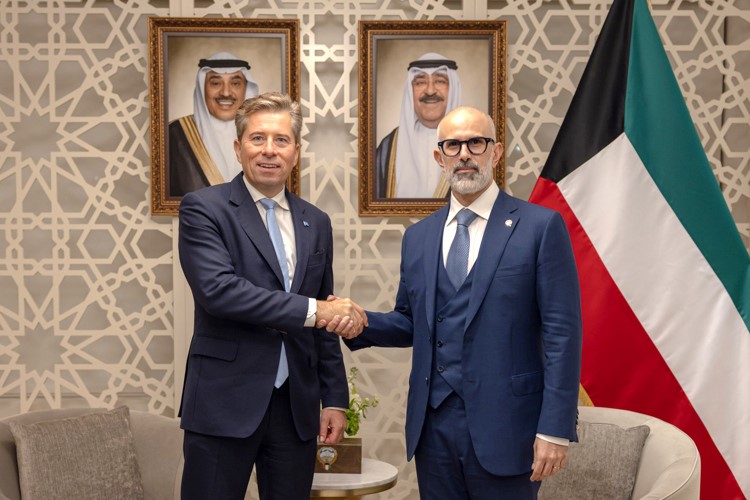 وزير الخارجية الشيخ جراح الجابر مستقبلا وكيل الأمين العام
 للأمم المتحدة للشؤون الإنسانية ومنسق الإغاثة بحالات الطوارئ
 توم فليتشر