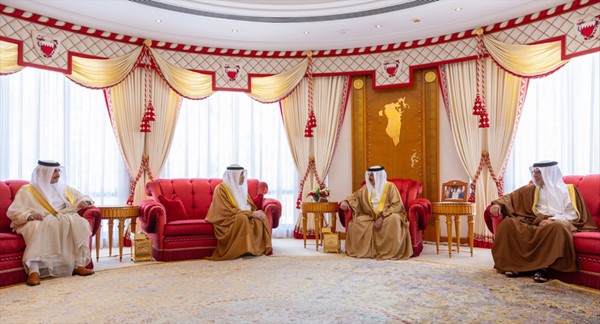 ملك البحرين الملك حمد بن عيسى آل خليفة مستقبلا النائب الأول لرئيس مجلس الوزراء ووزير الداخلية الشيخ فهد اليوسف بحضور ولي العهد رئيس مجلس الوزراء البحريني صاحب السمو الملكي الأمير سلمان بن حمد آل خليفة ووزير الداخلية البحريني الفريق أول الشيخ راشد بن عبدالله آل خليفة