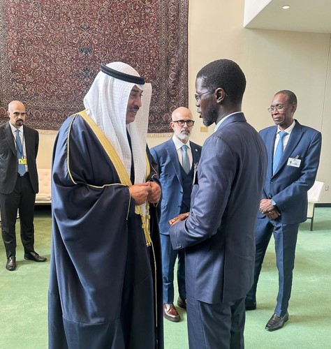 ممثل صاحب السمو الأمير الشيخ مشعل الأحمد سمو ولي العهد الشيخ صباح الخالد مع الرئيس بشيرو جوماي فاي رئيس السنغال